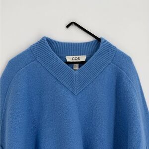 Cos Cropped V Neck Wool Relaxed Fit Jumper In Sky Blue